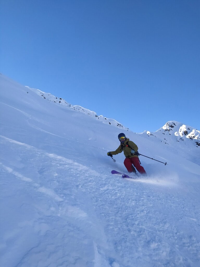 Downhill powder on skis