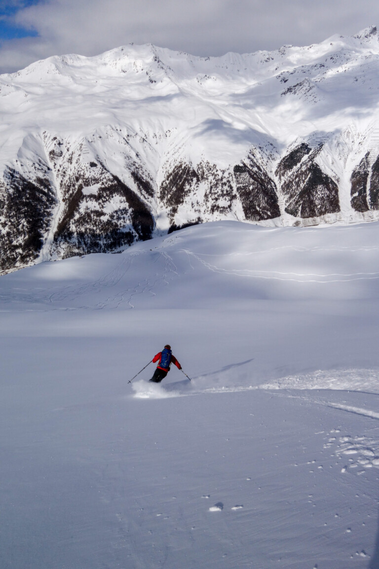 Powder descent in Andermatt