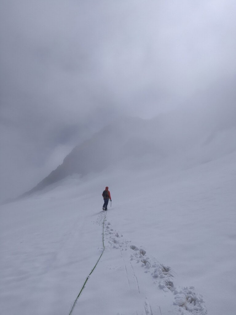 Navigation auf dem Gletscher bei Nebel