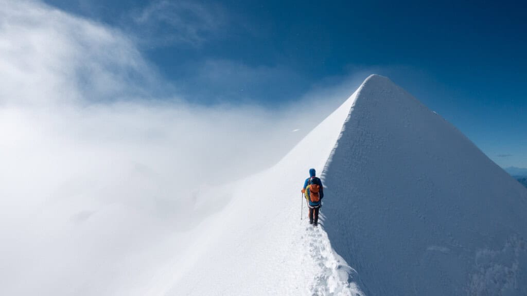 Firn ridge with two mountaineers on the Spaghetti tour