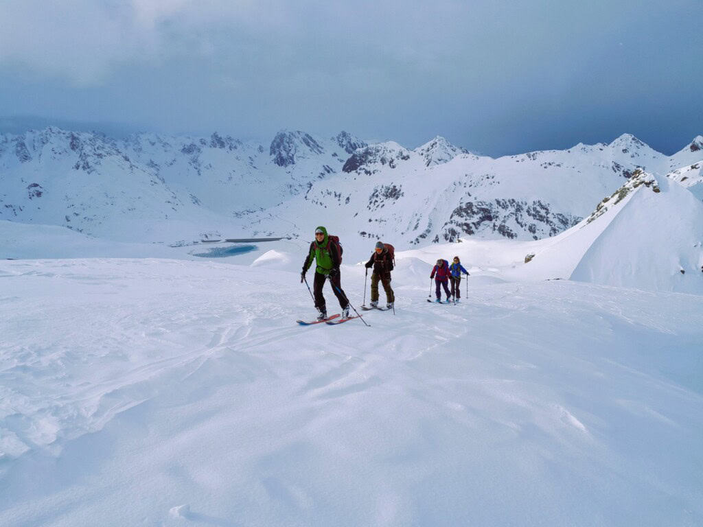 Skitourengruppe im Aufstieg auf der Silvretta