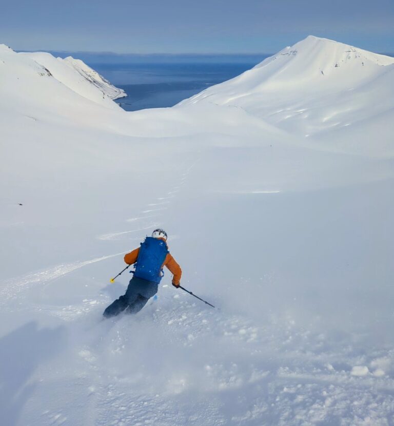 Skitour auf Island direkt ans Meer