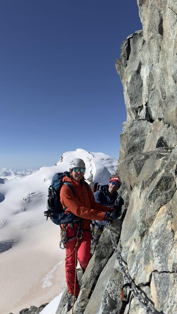 Aufstieg über den Holaubgrat zum Allalinhorn. Kletterstelle mit Ketten abgesichert.