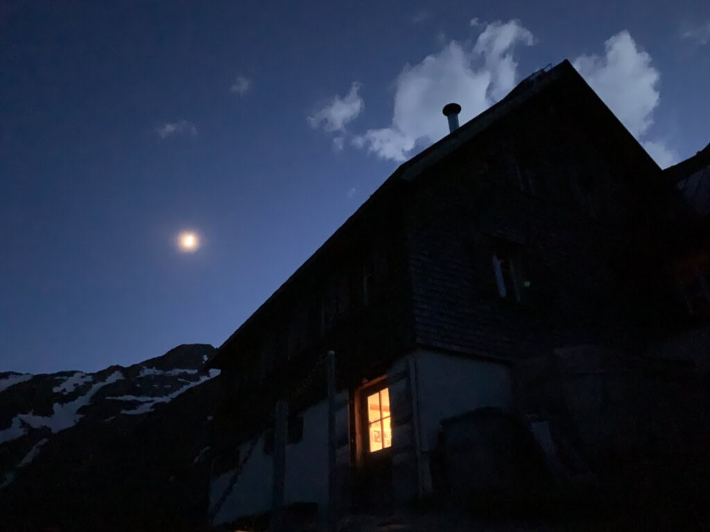 Gaulihütte bei Vollmond