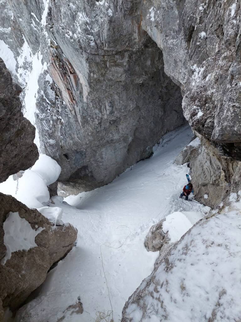 Skifahren durchs Loch an der Rätschenflue