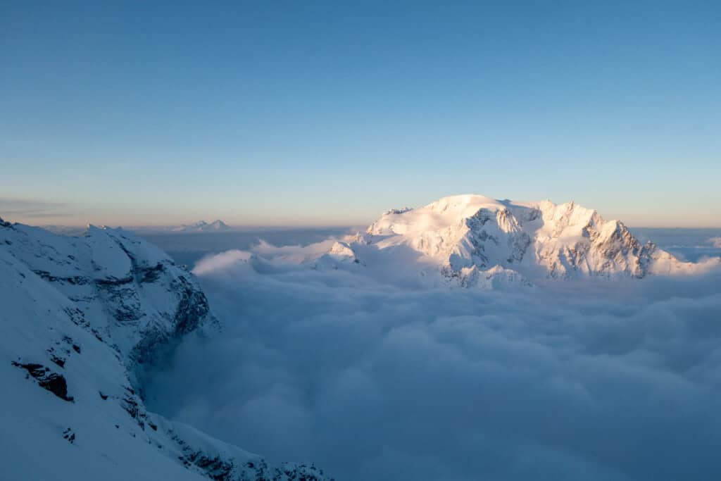 Sonnenaufgang über dem Nebelmeer im Grand Combin Massiv