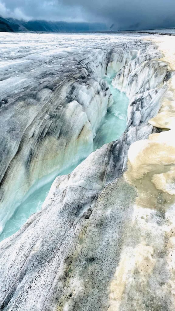 Ein Bach auf dem Aletschgletscher