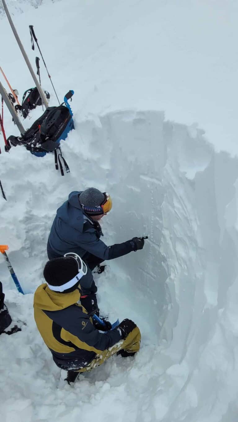 Schneedeckentest mit Markierung der Schichten