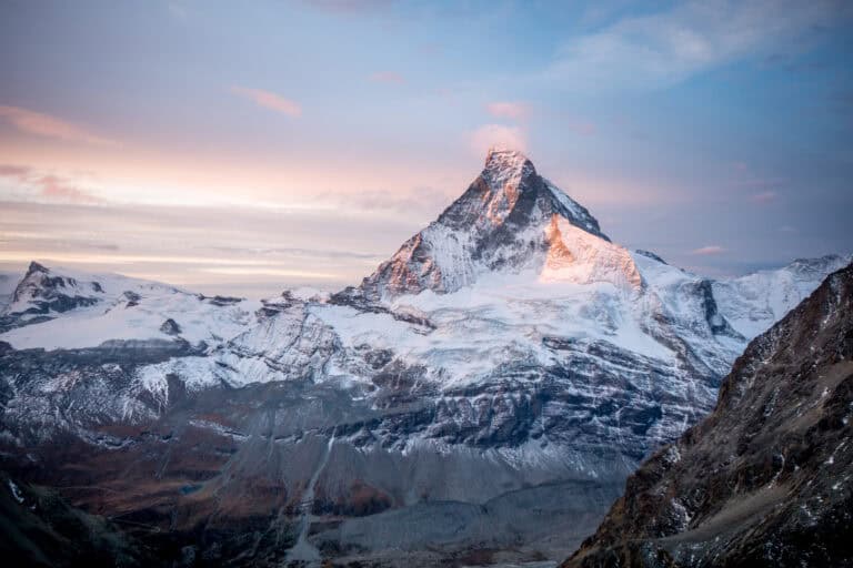 Schönes Bild vom Matterhorn im Morgengrauen mit einer kleinen Wolke. Sicht vom Arbenbiwak aus. Querformat.