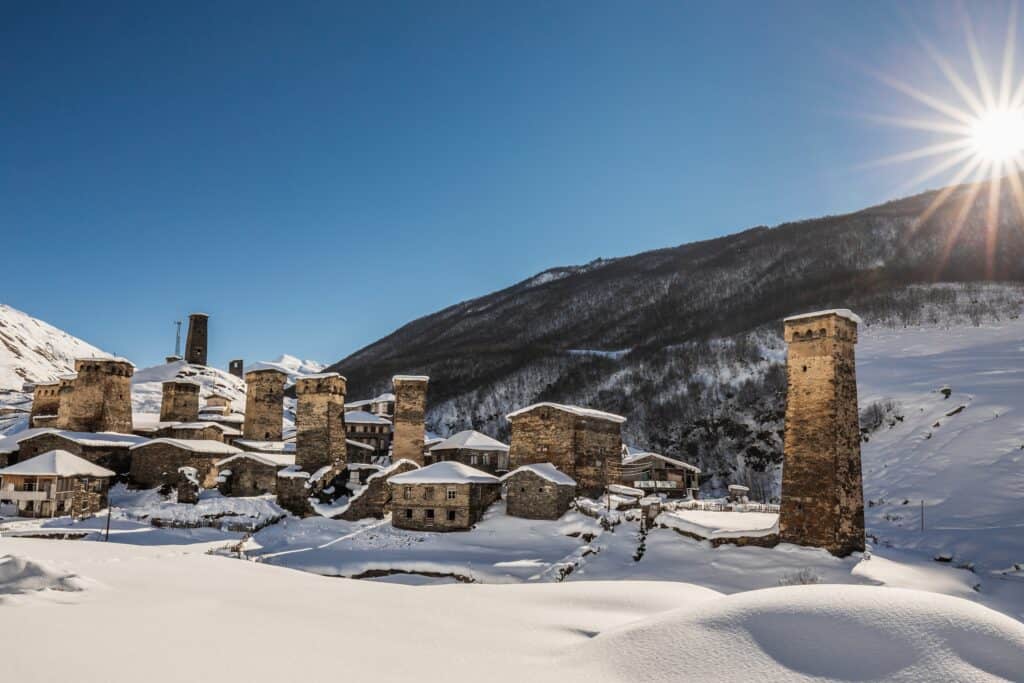 Mestia in Georgien im Winter im Sonnenschein.