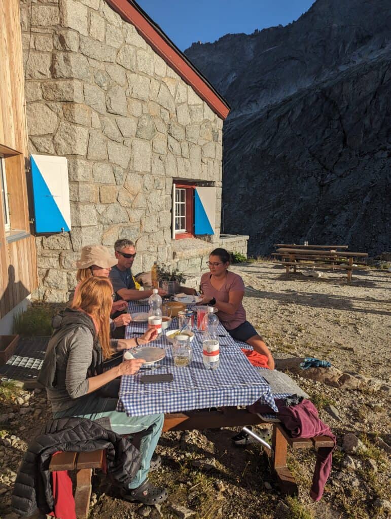 Abendessen in der Bächlitalhütte