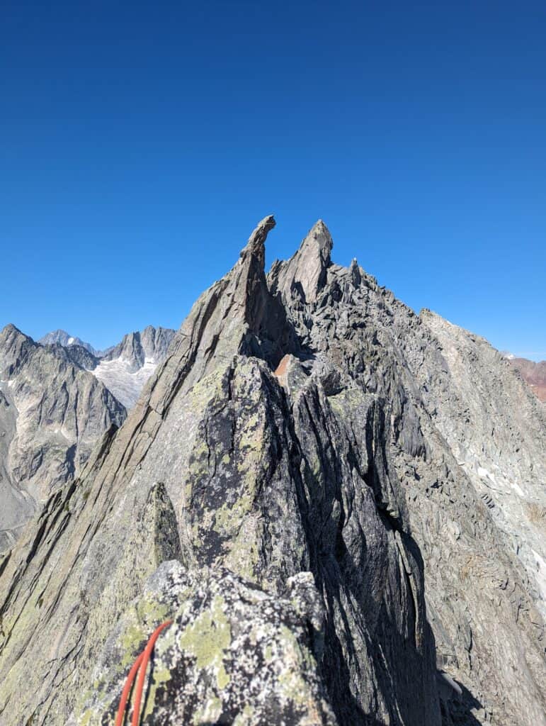 Zipfelmüze Granitnadel am Gipfel vom Alplistock