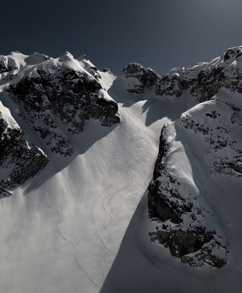 Ski Abfahrtsspuren im Schnee in Georgien