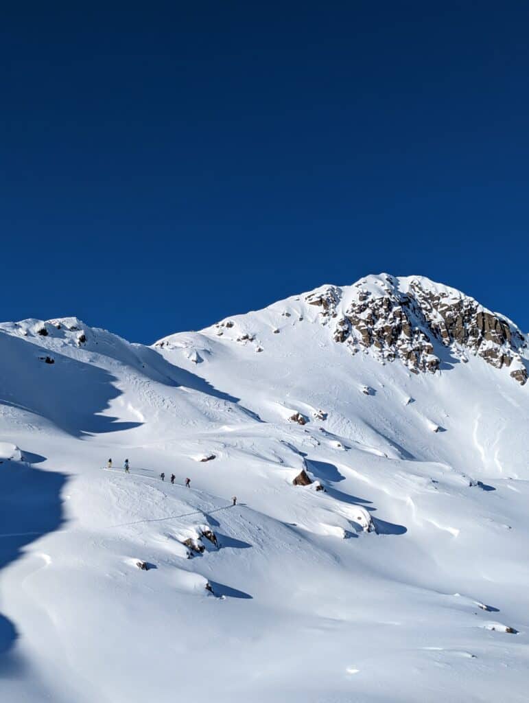 Skitourengehende im Aufstieg hinter Anermatt