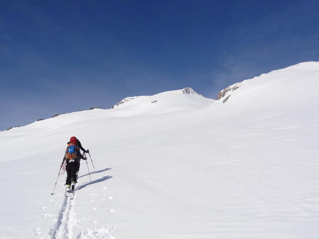 Skitourengeher im Neuschnee auf dem Gletscher im Gauligebiet