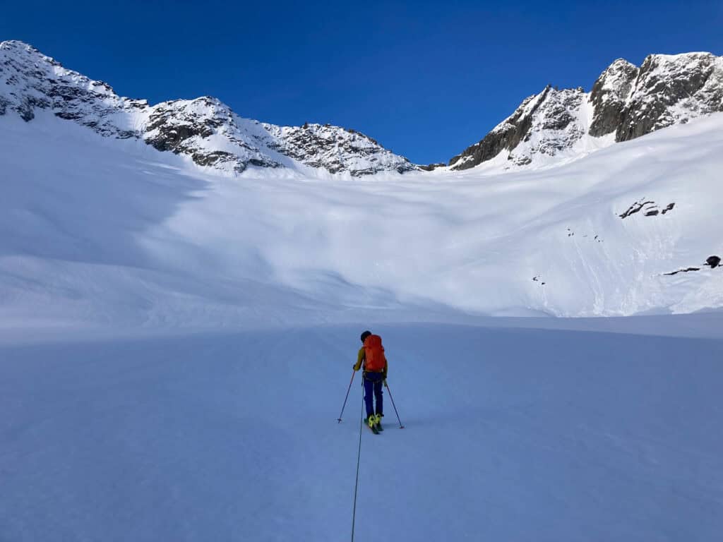 Skitourengeher in Morgendämmerung im Gauligebiet