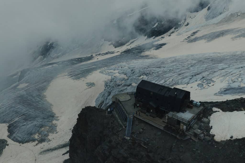 Rifugio Guide d'Ayas mit der Dohne aufgenommen über dem Gletscher.