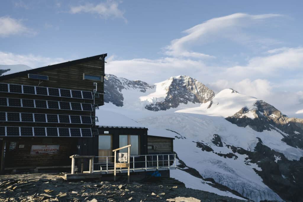 Rifugio Quintino Sella mit dem Lyskam im Hintergrund