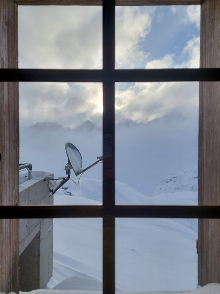 Blick durchs Fenster der Rotondohütte